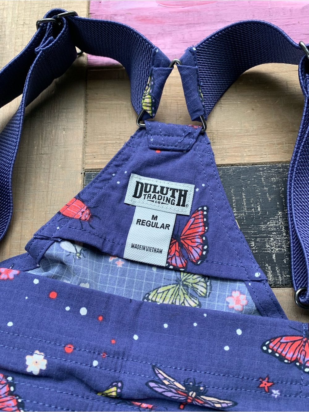 NWT Duluth Medium Heirloom Garden Convertible Bib Overalls Indigo Backyard Bugs - Picture 2 of 8